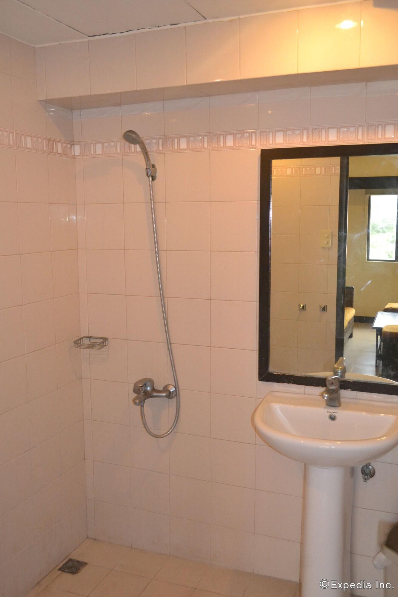 מקטאן Lancaster Hotel Cebu מראה חיצוני תמונה